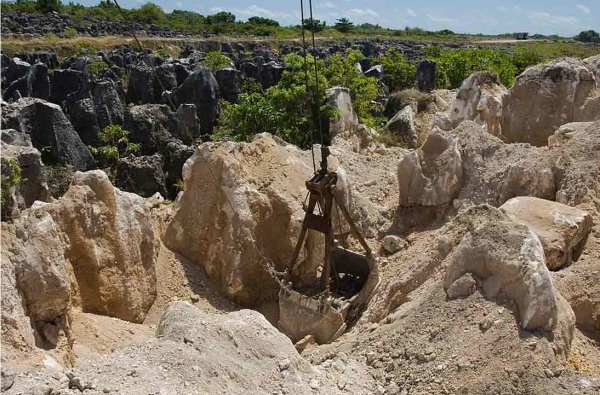 瑙鲁最大的财富来源──磷矿，几乎已于1990年代开采殆尽。