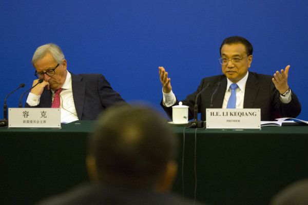 2018年7月16日，在北京舉行的中國 - 歐盟商業圓桌會議期間，歐盟委員會主席容克與中國總理李克強。