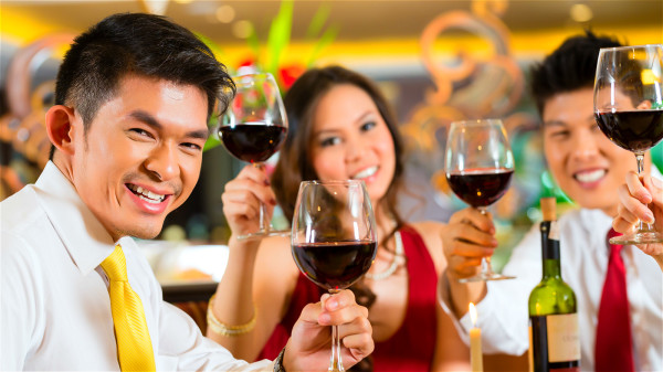 適當的飲酒存在疏通血管的正面作用，但是過量飲酒就是傷害健康的行為。