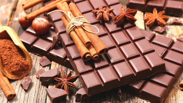 经常食用过多巧克力等高糖食物，容易诱发脂肪肝的发生。