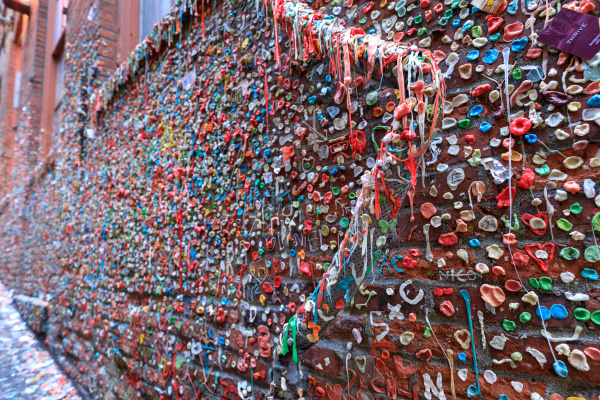 口香糖墙位于美国的西雅图的派克市场，是世界最脏的六个景点之一，去过的人都觉得不可思议，喜欢挑战的朋友感兴趣吗？