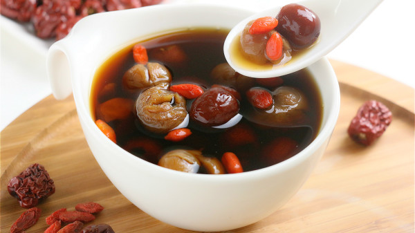 桂圆枸杞大枣茶，有补心脾、养血安神等功效。