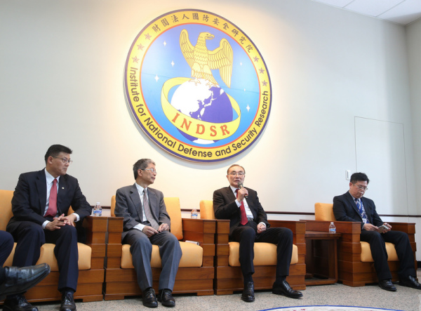 国防安全研究院举办了一周年院庆活动，会后举办座谈会，董事长冯世宽(右2)也出席。