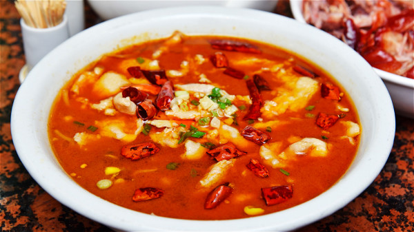 水煮魚是華人愛吃的一道麻辣美味川菜，但多吃常吃有影響血管健康、上火生痰等隱患。