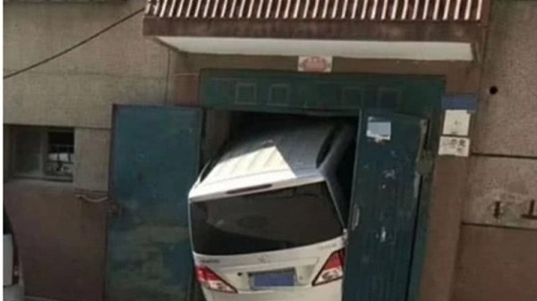 在中國發生一件女司機不小心將油門當成剎車，結果恰恰衝進居民樓，讓業主傻眼的事故。
