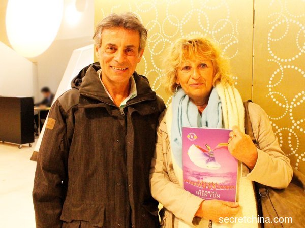 5月9日，企业老板Alboui先生与妻子从法国最西南部的朗德省来巴黎观看神韵。