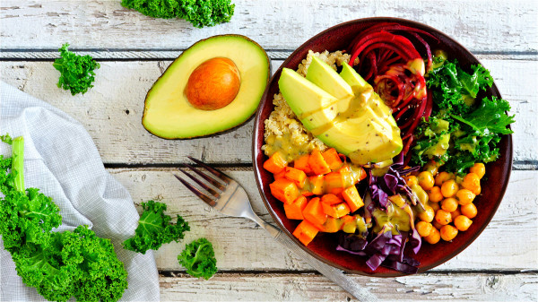 健康的飲食要清淡均衡，多吃蔬菜、水果、豆製品等。