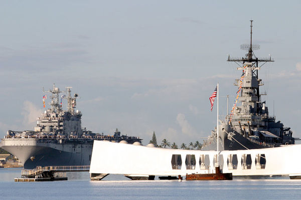 退役后停泊在夏威夷珍珠港内作为浮动博物馆的密苏里号（图右），照片前景中的白色建筑物为亚利桑纳号纪念馆，而左方通过中的是贝里琉号两栖突击舰，舰上官兵列队在甲板四周对密苏里号与亚利桑纳号行登舷礼致敬。