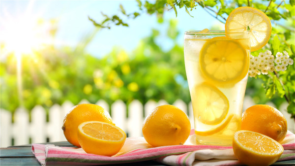 柠檬汁虽好酸，但因味道极酸，有一些人群不适合饮用。
