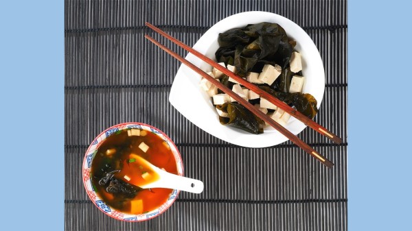 常吃海帶豆腐湯有降低三高的功效。