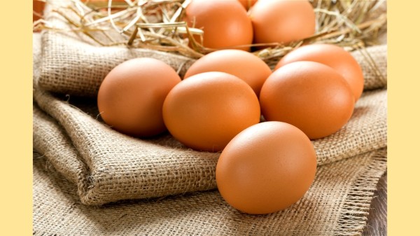 鸡蛋若是随便丢在冰箱里面，小心上面的细菌爬到可以入口的食物。
