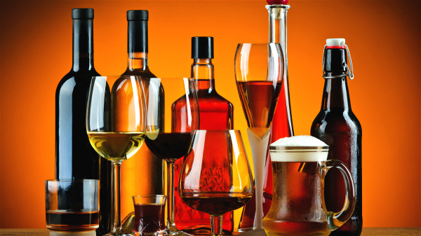 《柳叶刀》最新的研究再度强调，酒精的安全剂量是“零”，只要喝，就提升致癌风险。