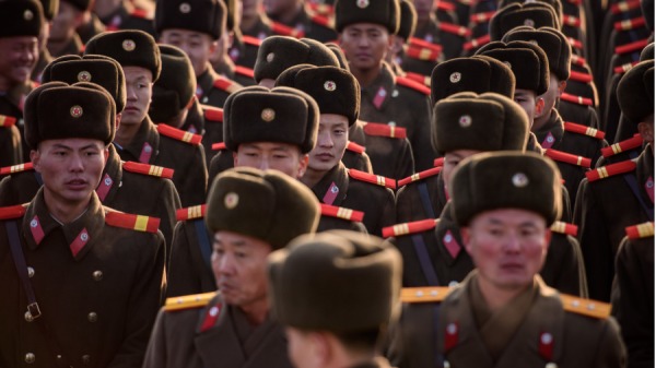 朝鲜人民军（KPA）士兵聚集在一起准备在朝鲜前领导人金日成和金正日的雕像前表达敬意。