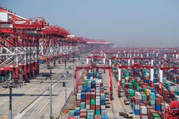 2018年4月9日，上海自动化货运码头洋山深水港里的集装箱。