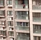 男童「翻牆」找父母驚險懸掛14高樓外(圖)