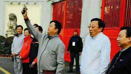 2015年1月1日，時任南京市委書記楊衛澤為長跑活動鳴槍，繆瑞林在一旁閉眼張嘴，聳著肩。（網路圖片）