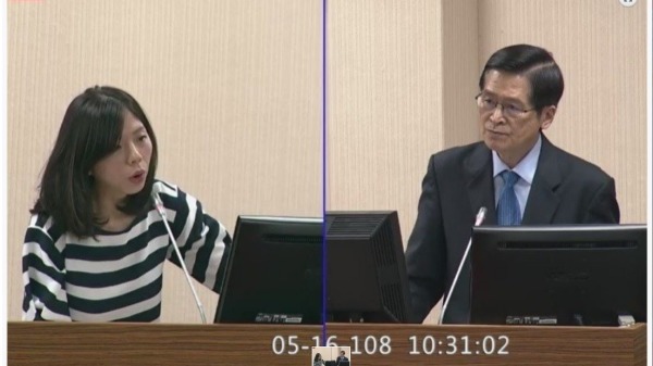 立委林静仪在立法院询问国防部长严德发说，中共宣称只要三天便能拿下台湾，可信吗？国防部长回应表示，不可能！