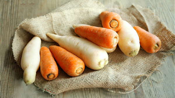 白萝卜、红萝卜两者同吃，会抵消食疗效果。