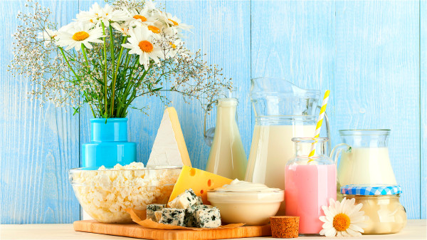補充牛奶、酸奶等蛋白質豐富的食品可以補充鈣質，強壯骨骼。