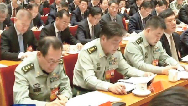 中部戰區副司令兼參謀長李鳳彪（前左）早前出席全國公安工作會議 。