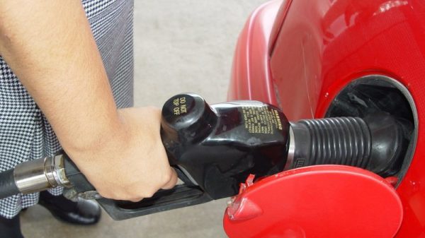 温哥华油价飙升破纪录民众无奈赴美加油
