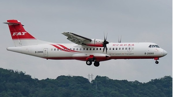 远东航空证实，5月底前取消31个国际航班。远航董事长表示，此为迫于遵守民航局的一些不合理要求；民航局则反驳并要求远航撤回该声明。图为远东航空ATR72-600客机。