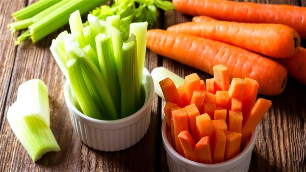 多吃胡萝卜、西芹等食物，有助于预防骨质疏松。