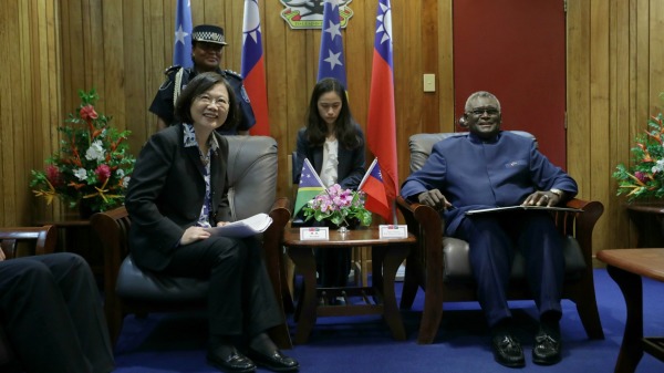 所罗门群岛总理苏嘉瓦瑞与总统蔡英文。