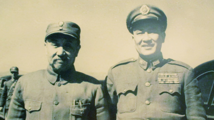 国防部长白崇禧（右）和山西省政府主席阎锡山（后任国防部长）1946年在太原合影。