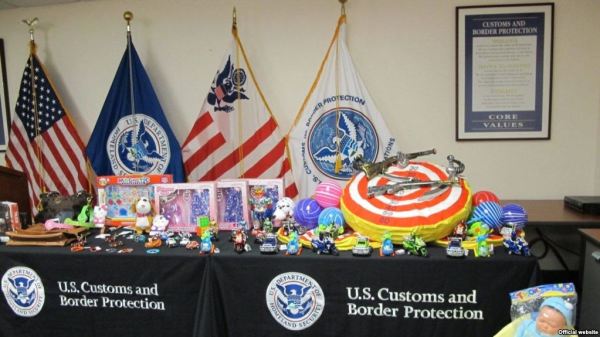 美国海关和边境保护局展示截获的假冒玩具