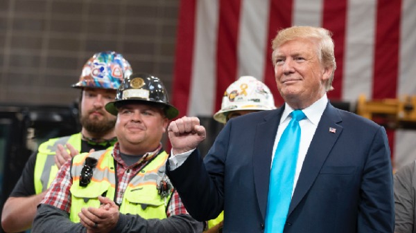 图为2019年4月10日，川普总统来到德克萨斯州克罗斯比市国际运营工程师联合会受到工作人员的欢迎。 