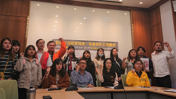 台湾原住民族政策协会等团体因不满有网络影片影射原住民爱喝酒、享特权等，于是举办记者会谴责所有掩护非法事实而扭曲历史、污名化原住民族之言论。