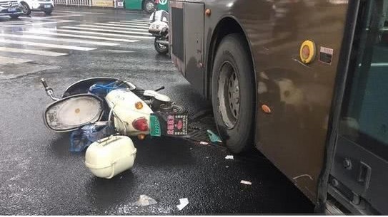 一個中國孕婦騎電瓶車被捲入公車底，幸好被及時救出，孕婦連稱是丈夫送的安全帽救了她的命。安全帽上的字滿含著動人的愛情。