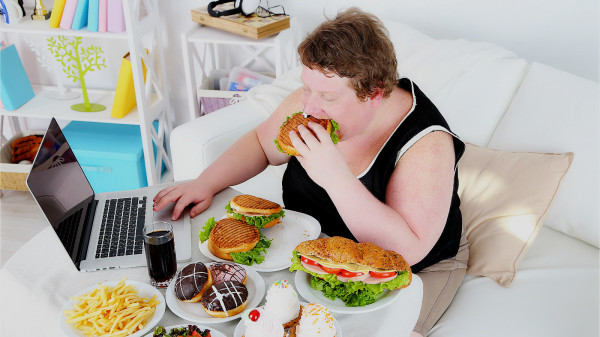 暴飲暴食會增加腸胃負擔，過多脂肪蓄積在體內，因而增加脂肪肝的發生風險。
