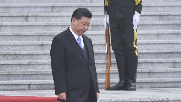 2019年4月29日，习近平在北京欢迎外宾时走下台阶。