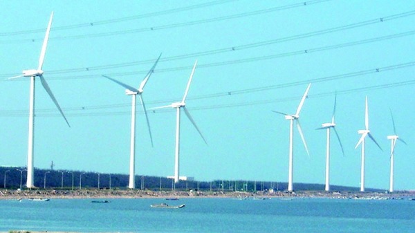 全球晶圆代工龙头台积电与离岸风电开发商沃旭能源签署企业8日正式签署企业购售电契约。图为云林海边风力发电设施。
