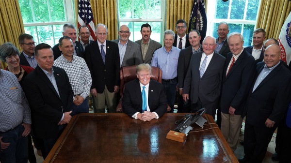 周四下午，川普总统在白宫会见农牧场主和农业组织代表。