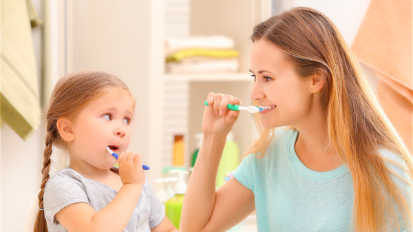 建议使用非离子碱性牙膏，对预防口腔炎症和牙龈萎缩都很有帮助。