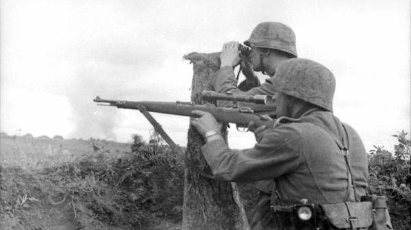 德军狙击兵使用装有Zeiss ZF42 4倍瞄准镜的Kar98k步枪