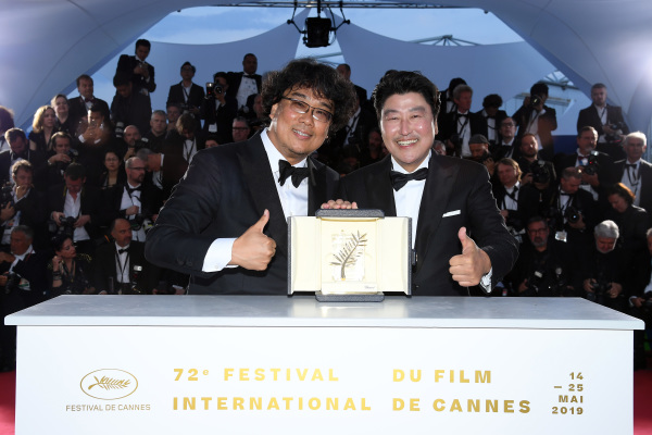 第72届坎城影展，“金棕榈大奖”最佳影片《寄生上流》的韩国导演奉俊昊在领奖时招呼长期合作的男主角宋康昊。