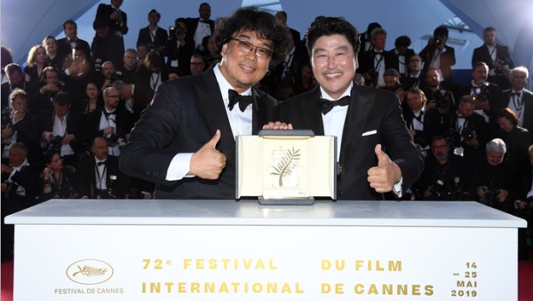 韩国导演奉俊昊（左）成为赢得坎城影展最高奖项的头一位韩国人，右为与他长期合作的男演员宋康昊（Song Kang-ho）。