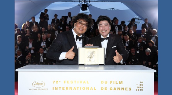 第72屆坎城影展南韓導演奉俊昊（左）成為贏得坎城影展最高獎項的頭一位韓國人 右為與他長期合作的男演員宋康昊（Song Kang-ho）