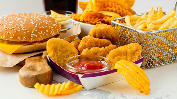 炸鸡、香肠、培根等高脂肪食物会给胃肠道带来负担，不利健康。