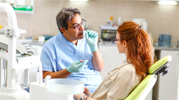 当发现有牙龈萎缩的迹象时，应赶紧维护好口腔。