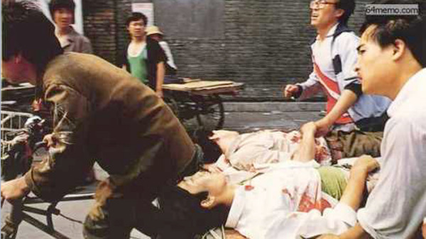 六四，北京市民救护受伤的学生。