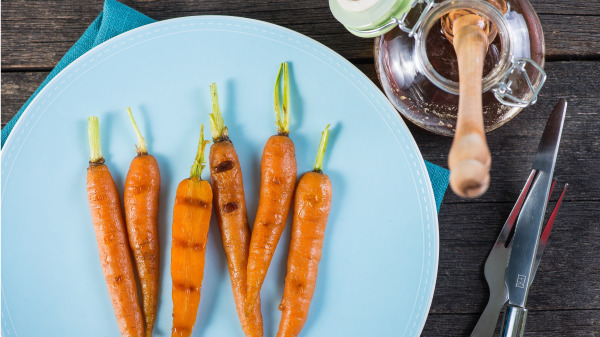 生吃胡蘿蔔，胡蘿素的利用率大約有10％，煮熟後，利用率可達90％。