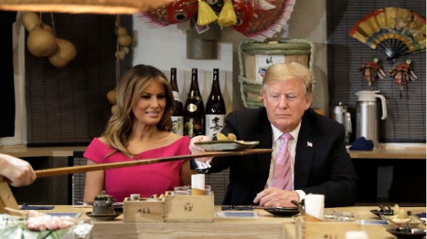 2019年5月26日，美国总统川普与第一夫人梅拉尼娅访问日本期间在东京Inakaya餐厅享用晚餐