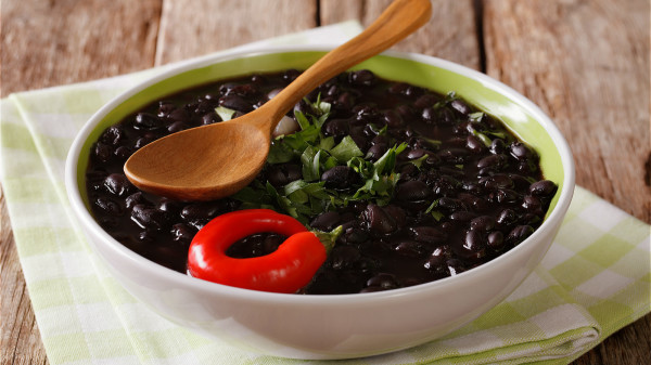 黑豆含有花青素，对于血液有良好的保健作用，可以帮助血液循环。