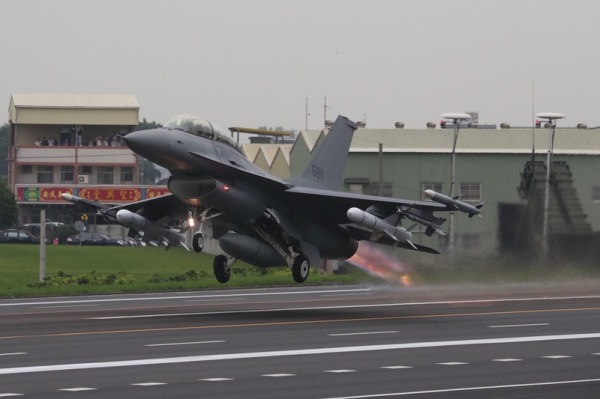 台湾的F-16V战机在此次汉光演习战备跑道起降，引起了各国关注。不仅如此，F-16V还能为台湾带来大笔的红利！