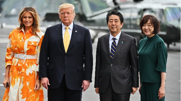 2019年5月28日，美國總統川普和第一夫人梅拉尼婭，以及日本首相安倍及妻子Akie Abe（R）在日本航母Kaga號上（圖片來源：Charly Triballeau-Pool / Getty Images）